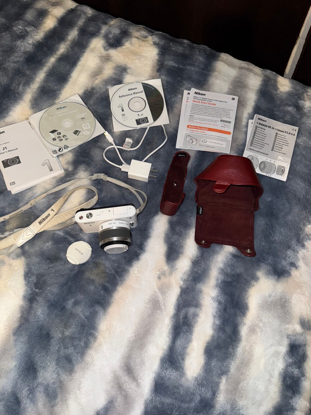 Nikon 1 J1 Digital Camera 10-30mm Lens White Mirrorless Compact